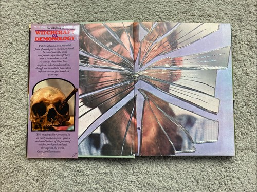 Encyclopedia Of Witchcraft & Demonology. Intro Hans Holzer. Hardback 1974 - Foto 3 di 9