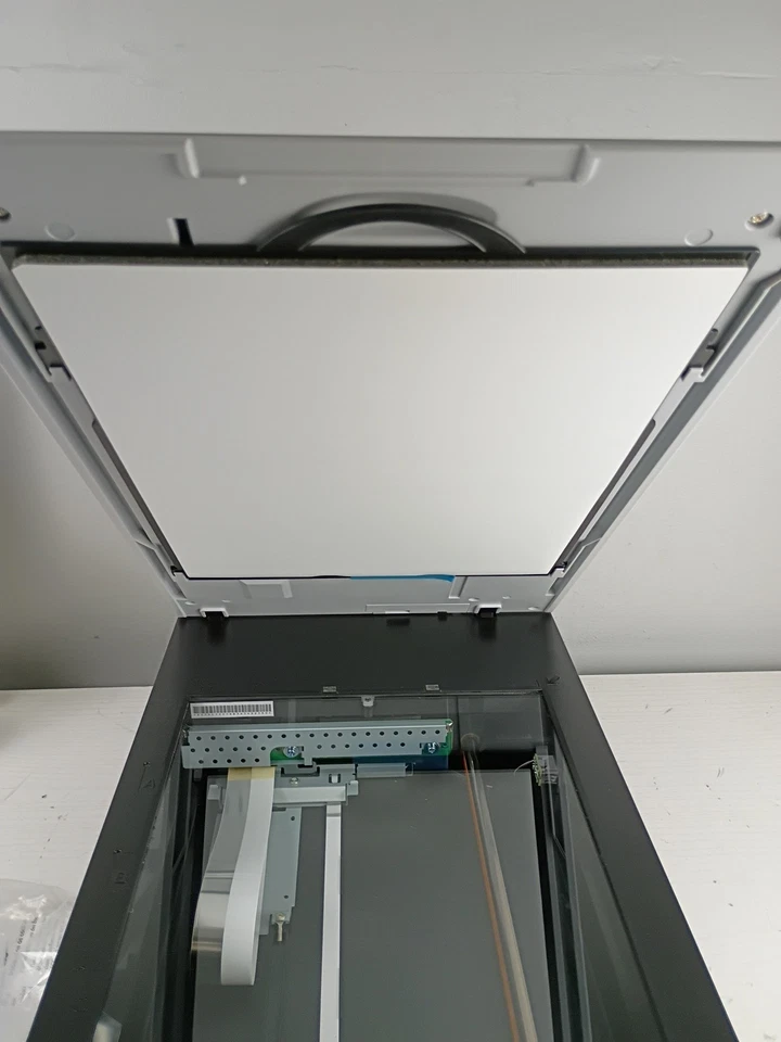 EPSON PERFECTION V600 PHOTO / DOCUMENT SCANNER W/ Manual And CD - Image 4 of 4