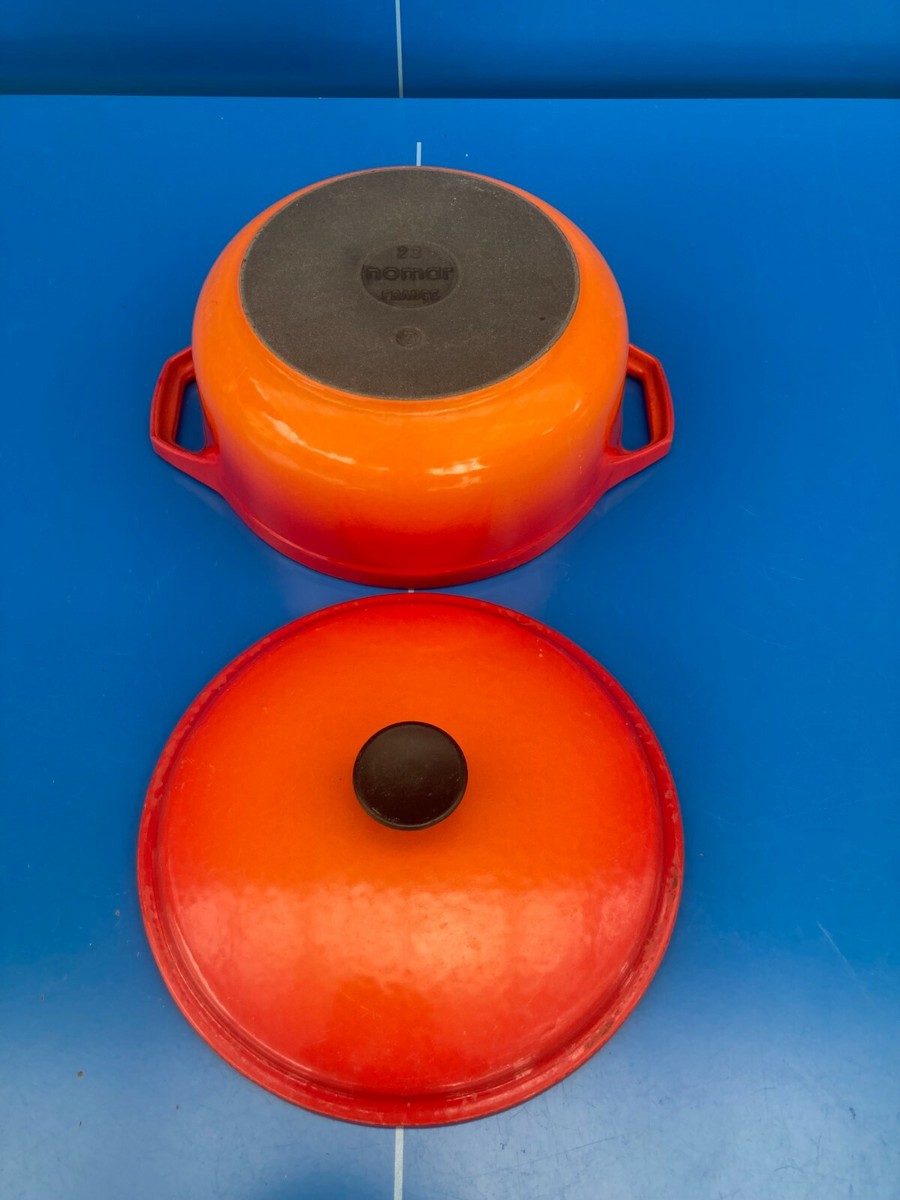 GRANDE COCOTTE NOMAR Staub 29 cm en Fonte Émaillée décor village idem
