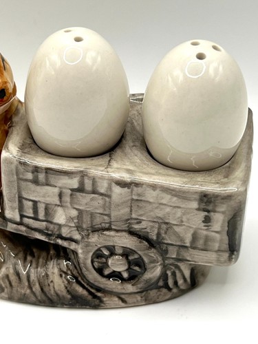 VTG Porcelain Bunny Rabbit w/Wheelbarrow Eggs Salt & Pepper Shakers Easter - Picture 3 of 9