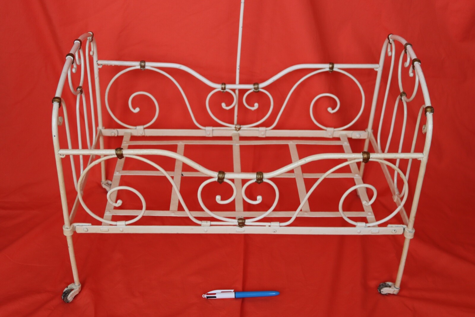 LIT POUPÉE MÉTAL ancien sur roulettes EUR 50,00 - FR