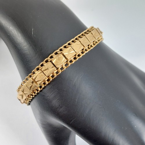 Pulsera vintage chapada en oro 14K, elaboradamente trabajada con cadena de seguridad - Imagen 2 de 4