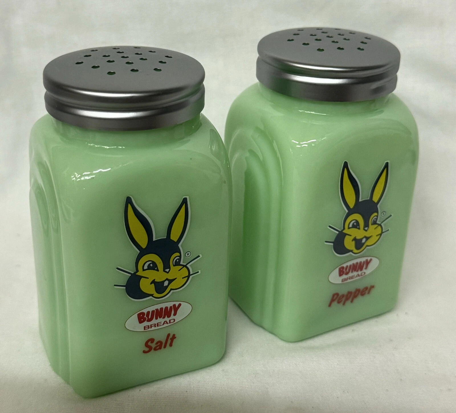 NEW W/ Vntg-look Jadeite Bunny Bread Green Glass Salt And pepper Shakers T-83