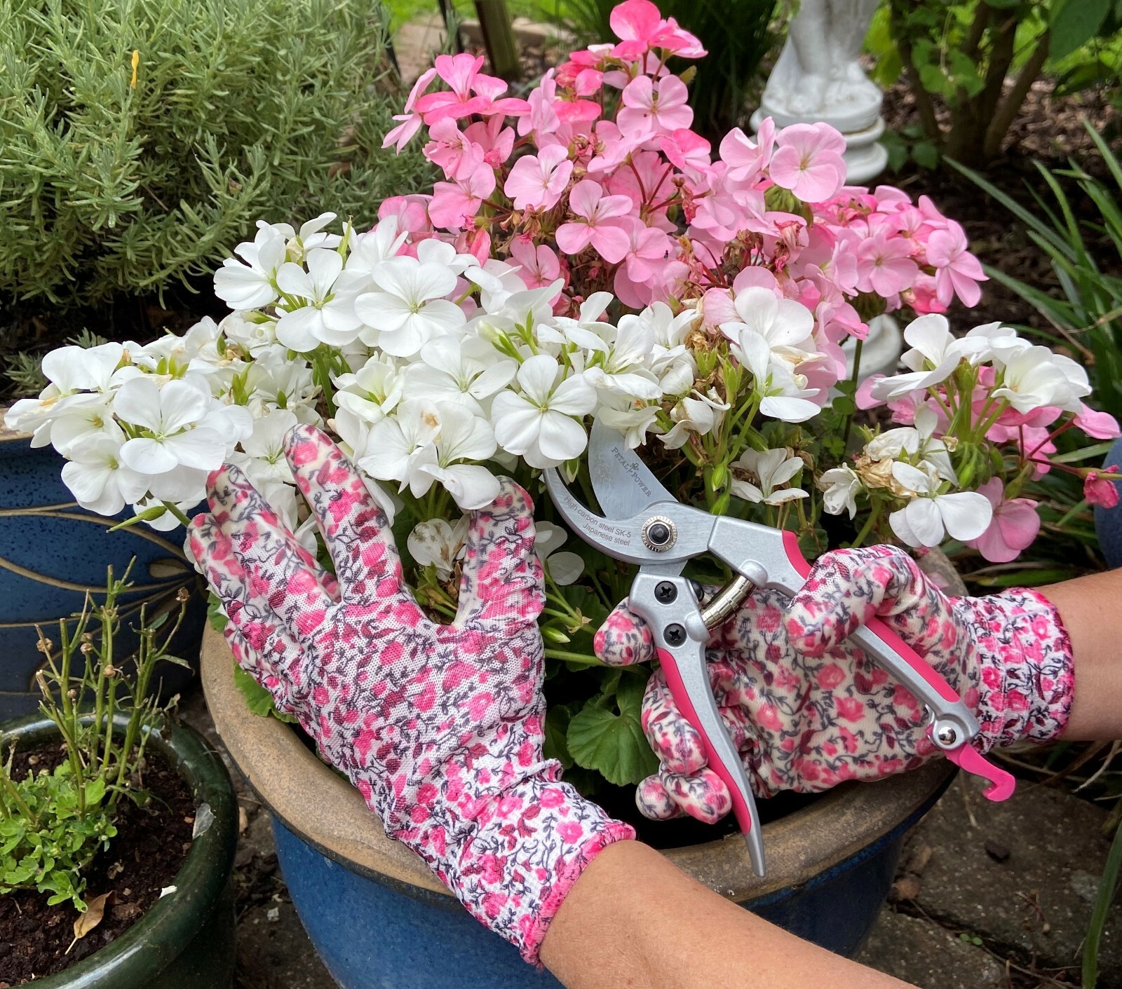 Ladies Gardening Gloves (2 Pairs) and Secateurs Set Ideal Ladies