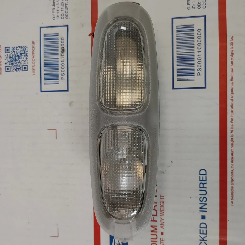 Isuzu Ascender Trailblazer 2003-2008 lámpara de luz de mapa cúpula delantera izquierda Foto 3 de 4