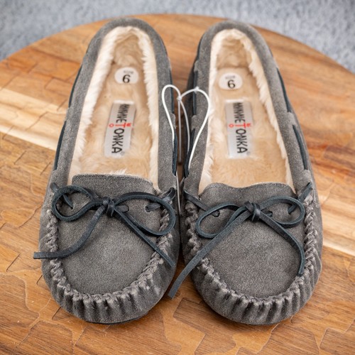 Minnetonka Women's Size 6 Cally Gray Suede Pile Lined Moccasin Slippers - Picture 3 of 7