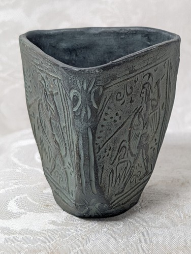 Taza de arcilla negra con figuras de mitología griega - Imagen 2 de 8