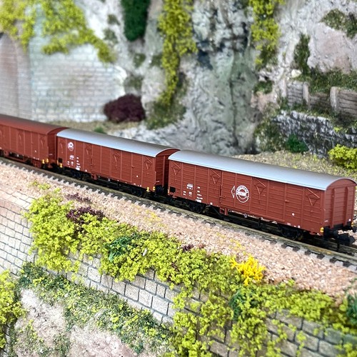 3 wagons couverts Gbqss-z 1742 DR, Ep IV - MINITRIX 18902 - N 1/160- | Condition: Neuf