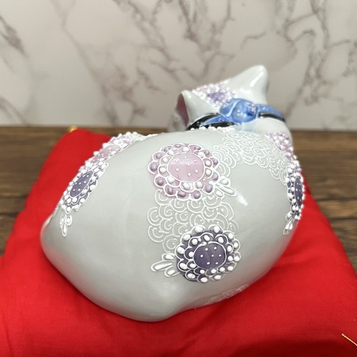 Maneki Neko Lucky Cat Kutani Ware porcelana gato dormido Mori flor púrpura - Imagen 6 de 12