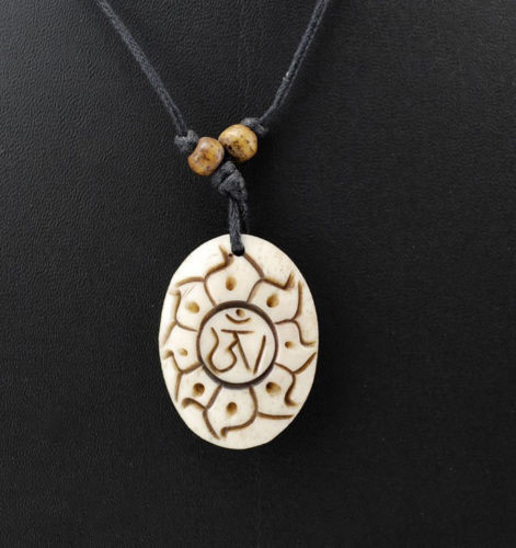 Collana in legno naturale con ciondolo a forma di bagua