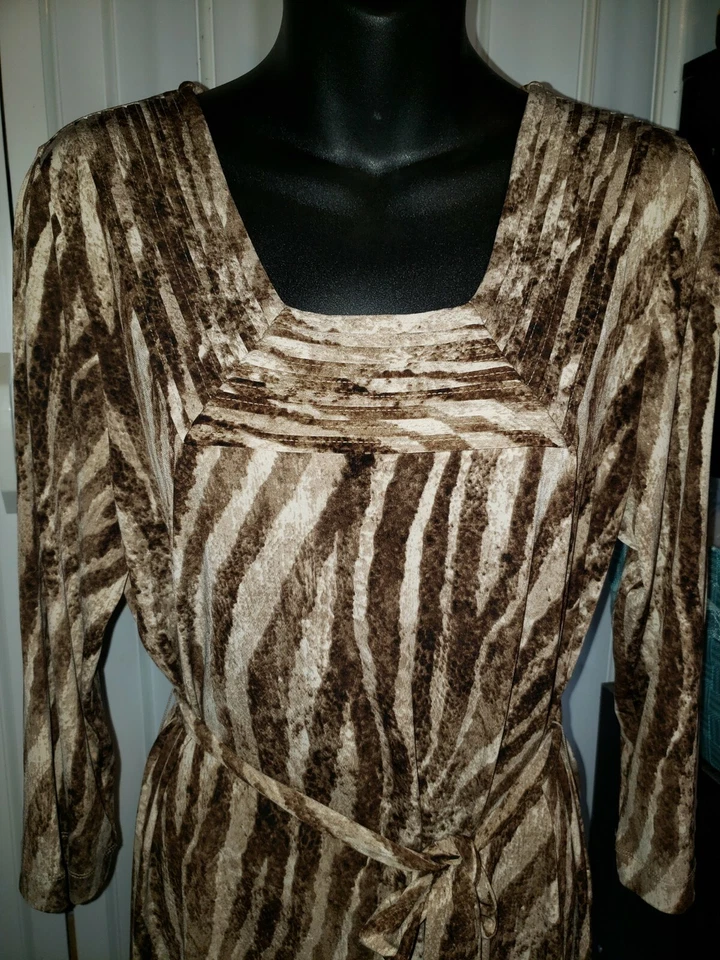 Dana Buchman Med cebra marrón oscuro y claro, vestido a rayas estampado animal. Foto 2 de 4