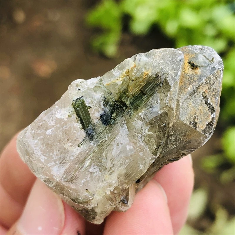 Green tourmaline deals in quartz