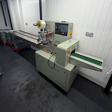 Horizontal Flow Wrap Packing Machine w/ Conveyor