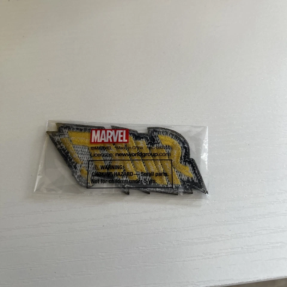 Caja de membresía Marvel Unlimited Plus (2024) Wolverine Box con figura de Knight-Spider Foto 3 de 4