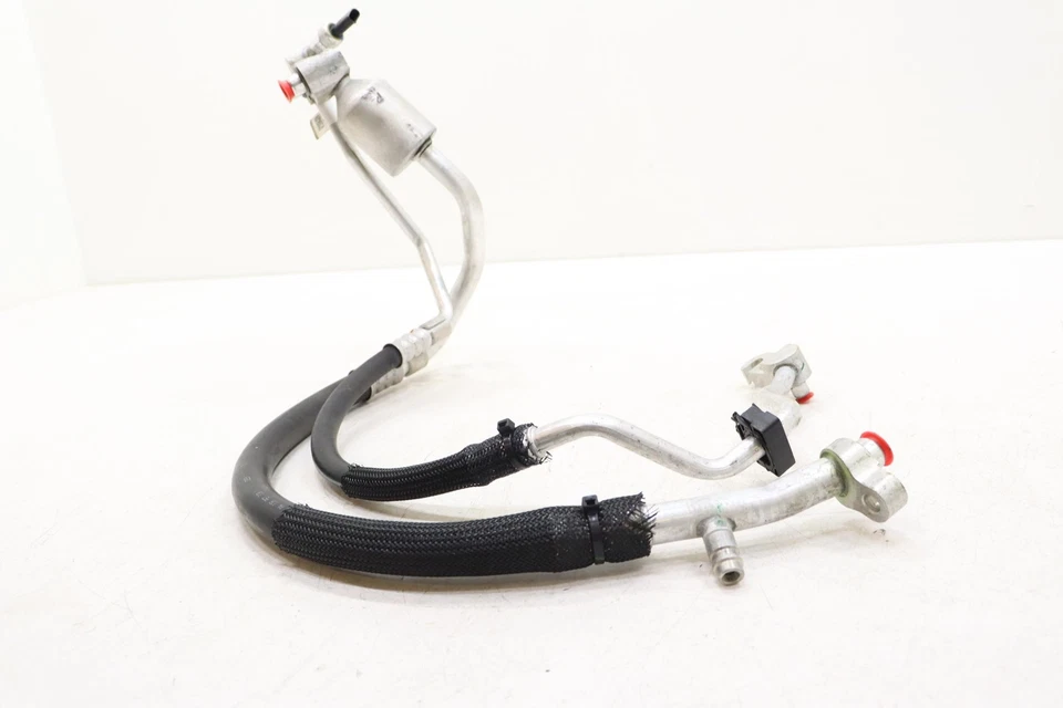 Manguera aire acondicionado Cadillac CT5 2020 2021 2022 2023 Foto 2 de 4