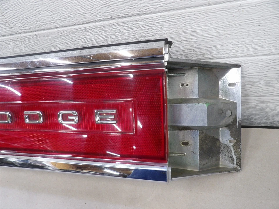 PANEL DE LUZ TRASERA CROMADO DODGE DINASTÍA 1988-1993 CENTRO MERCADO DE EE. UU. PLACA DE IDENTIFICACIÓN Foto 3 de 4