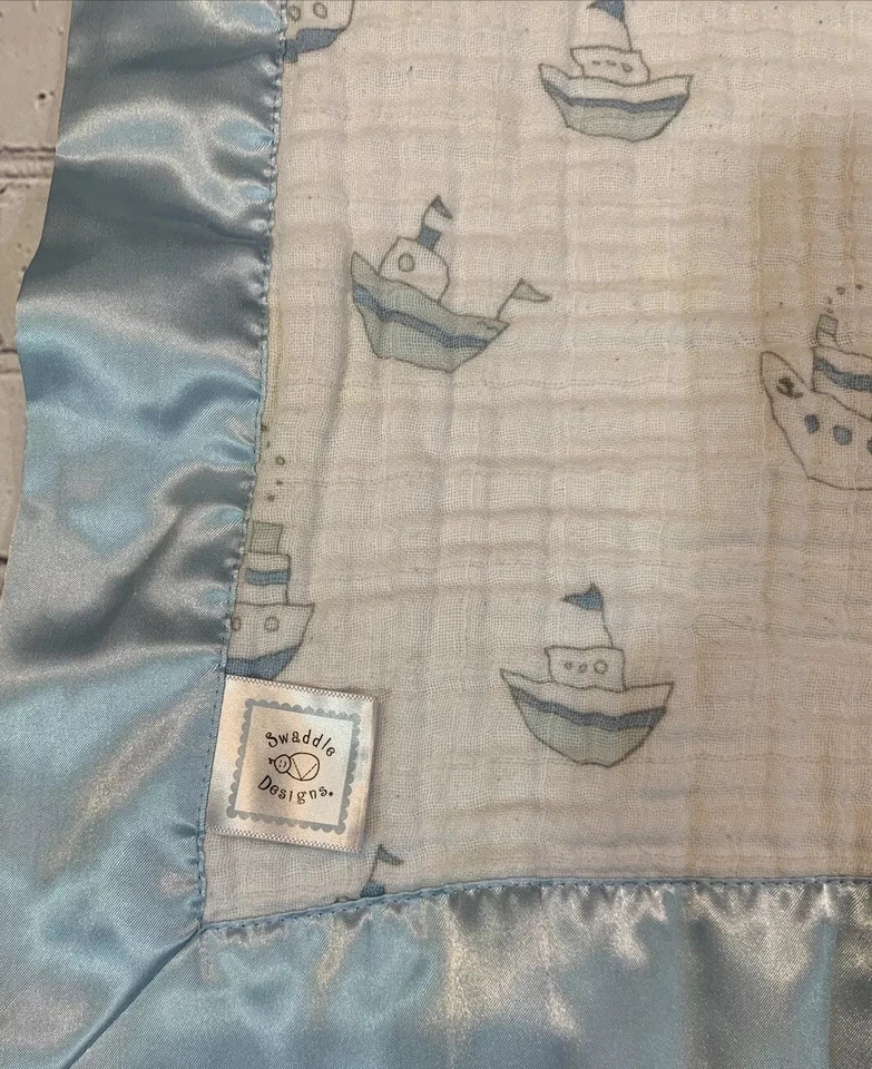 Manta de seguridad Swaddle Designs barco Lovey azul blanco borde satinado Blankie Foto 4 de 4