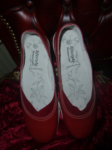 CUSHION WALK/LIFESTYLE.LEATHER UPPERS,RED SLIP ON SHOES,6E.FREE PP. - Picture 4 of 5