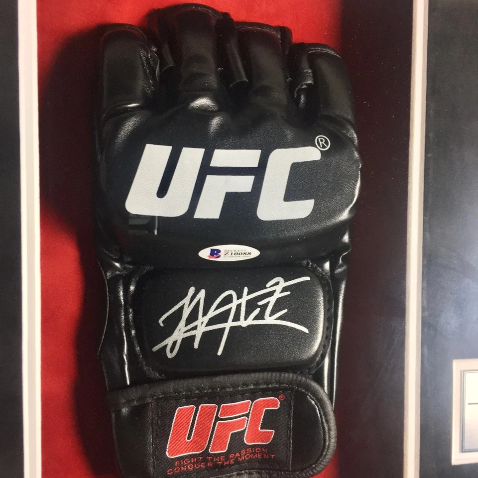 Guante autografiado firmado por UFC Khabib Nurmagomedov enmarcado Beckett BAS Foto 3 de 4