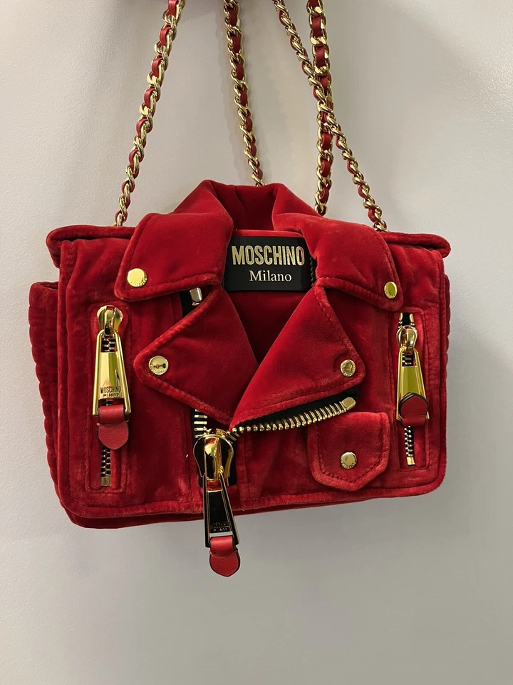 Moschino Colección Otoño 2022 Bolso Motero Rojo Terciopelo Dorado Cremalleras Foto 2 de 4