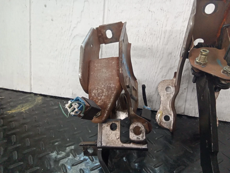 Juego de pedales de freno embrague de gasolina acelerador Nissan Sentra 1991-1994 OEM Foto 2 de 4