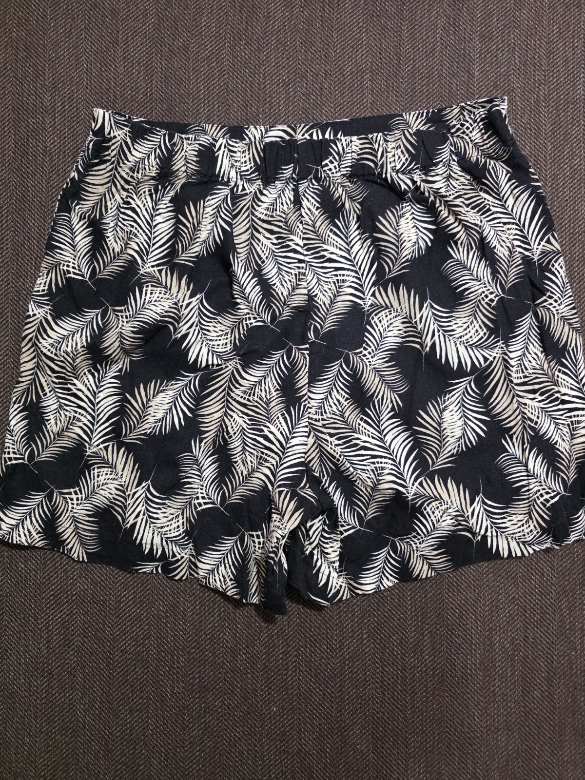 Ellen Tracy Women’s Black/White Tropical Leaf Print Chino Shorts Size L