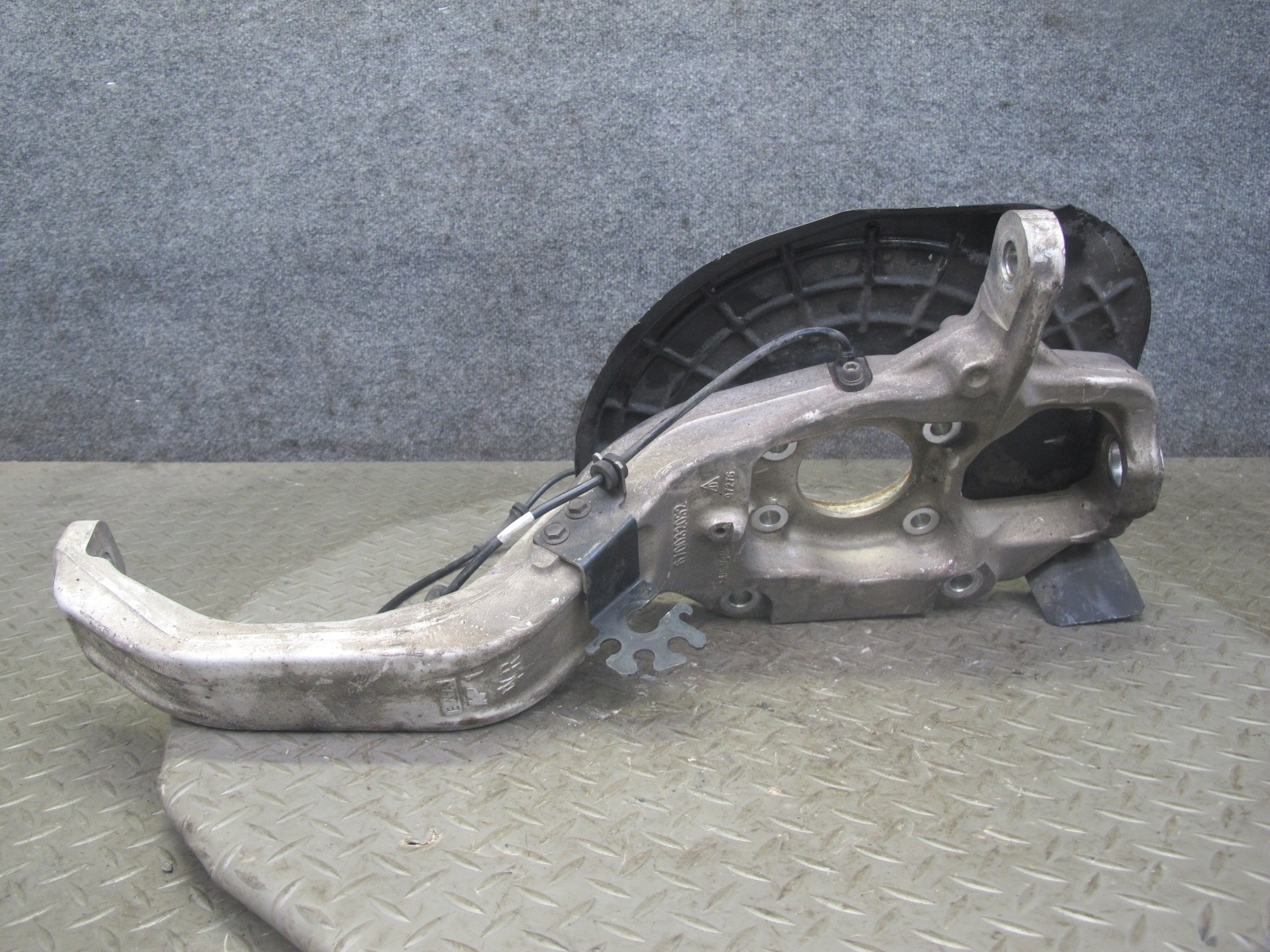 2017-2020 MASERATI LEVANTE M161 AWD FRONT RIGHT PASSENGER SIDE SPINDLE KNUCKLE