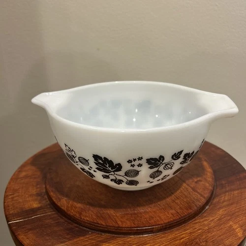 PYREX BLACK & WHITE GOOSBERRY Cinderella Vintage Mixing Bowl #441 1 1/2 Pints