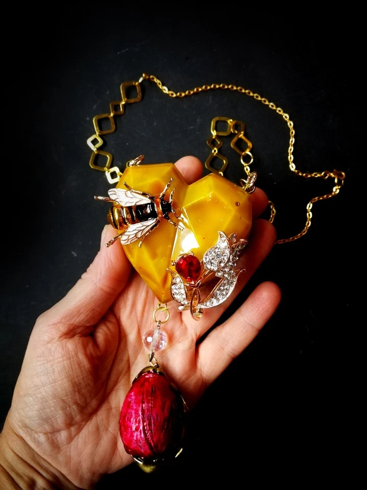 Luxury Necklace Jewellery Woman Design Chain Pendant Charm Honey Bee Nest Insect - Image 3 of 4