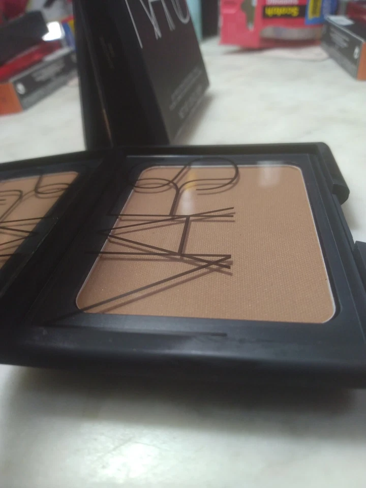 NARS - Polvo ajustador reflectante de luz - Prensado - Piedra solar - 0,35 oz Nuevo en caja Foto 2 de 2