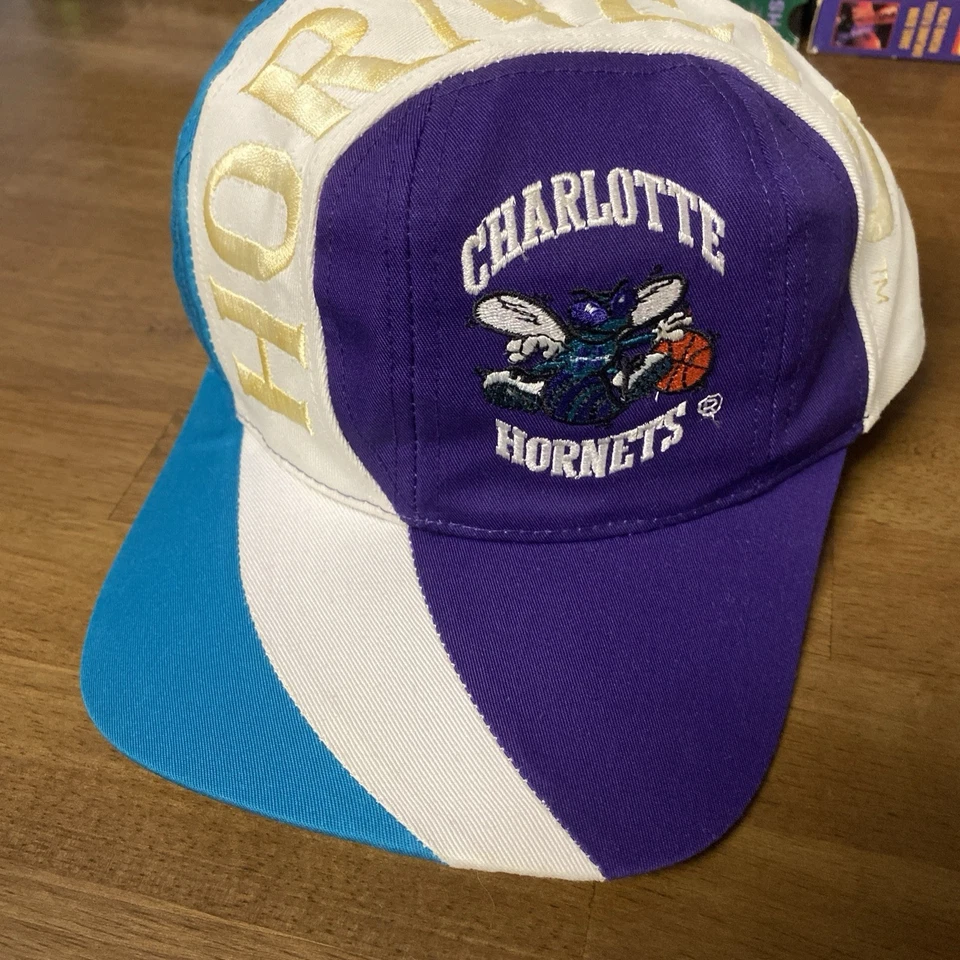 De colección Años 90 Charlotte Hornets Snapback Sombrero Vortex Remolino Raro Personalizado Oro Hechizo Foto 2 de 4