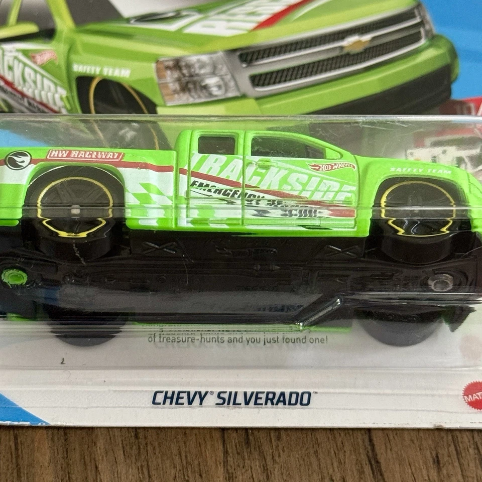 🔥 Hot Wheels Treasure Hunt Chevy Silverado Verde - 25 Aniversario TH Foto 4 de 4