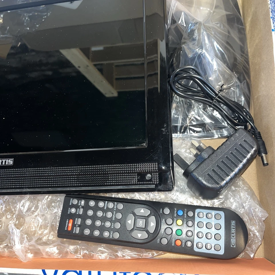 Small 12V /240V CURTIS LEDV1530UK-BLACK 15" TV/DVD for CARAVAN OR CAMPING - Image 2 of 4