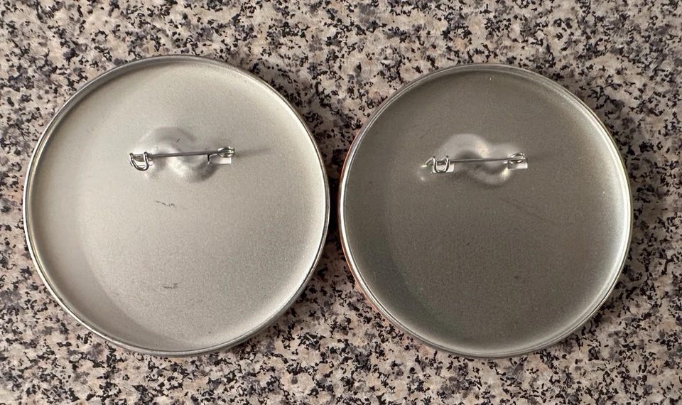 Juego de 2 botones Disney WDW Reunión familiar Los Increíbles prendedores reverso parque temático Foto 2 de 3