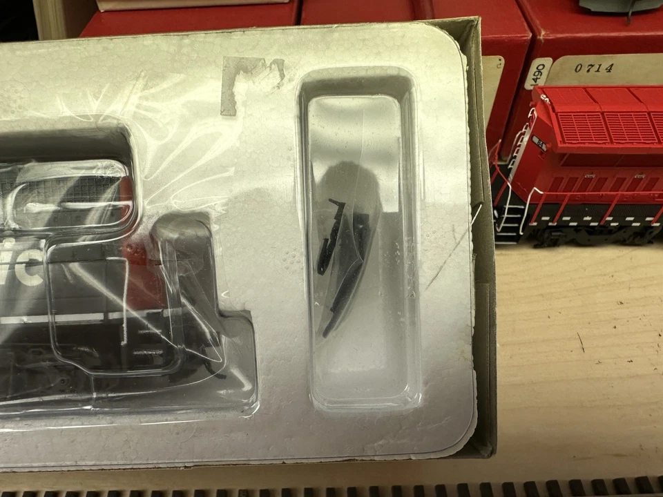 Atlas Redbox Southern Pacific GP-40 #7122 NOS - Image 3 of 4