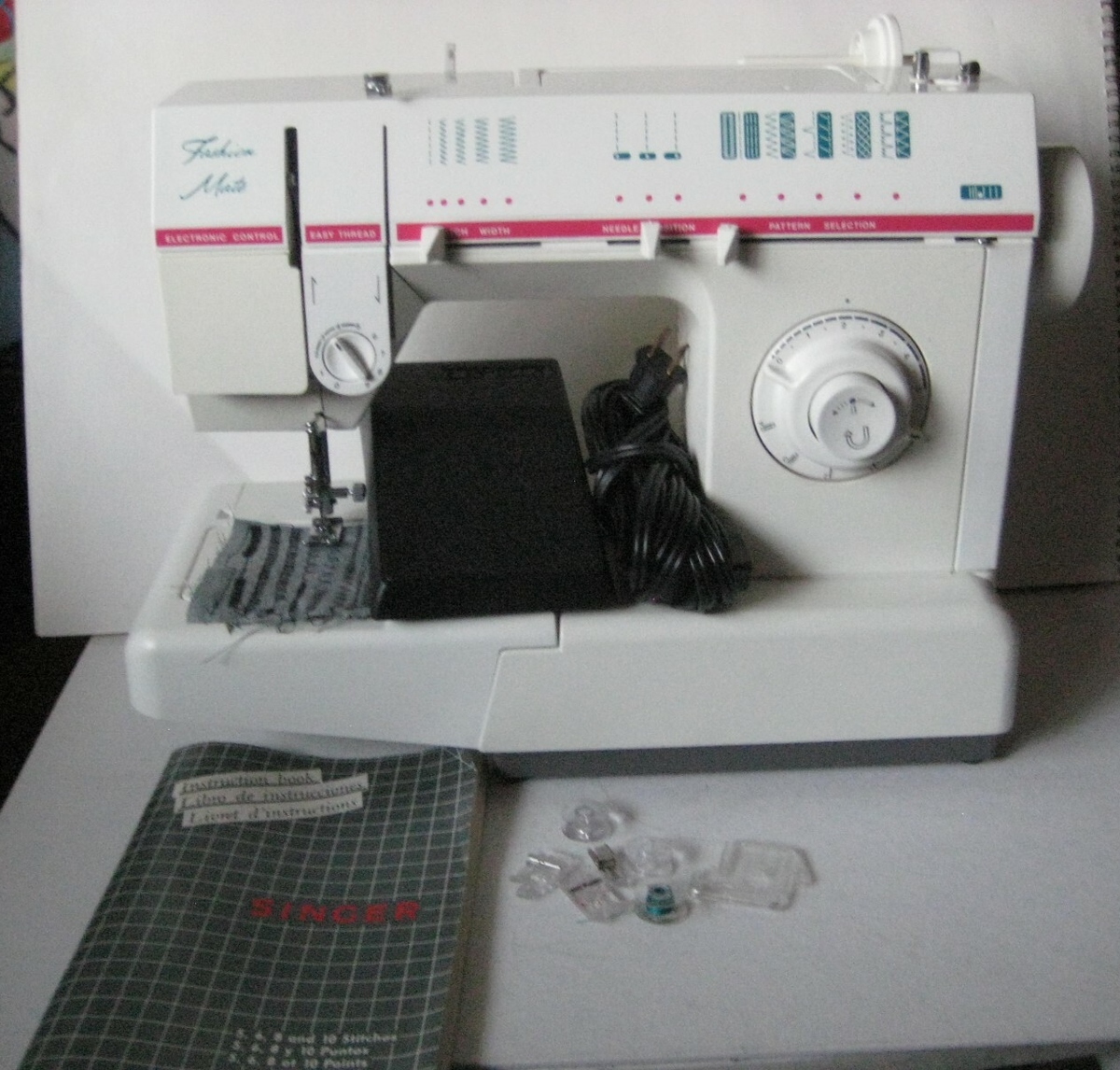 VTG~Singer Fashion Mate Model 621B Sewing Machine w/Storage Case