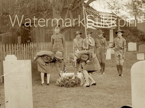 1919 photo GLASS Negative Boy Scouts and Girls lay WREATH at GRAVE WW1 era MA