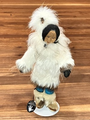 Vintage einheimische handgefertigte 11 Zoll Alaska Eskimopuppe mit Fell, Mokassins, mit Baby mit Ständer