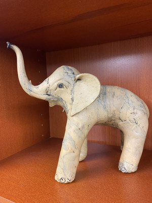 Vintage handgefertigte zerkleinerte Austernschalen marmoriert Elefant Figuren 12 Zoll