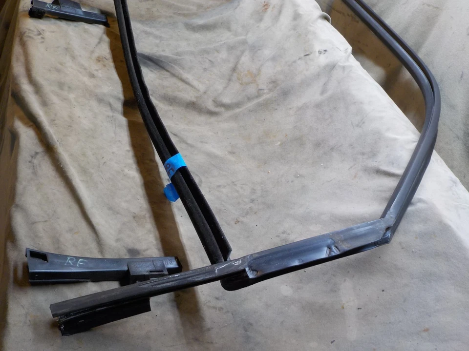 99-06 Chevy Silverado GMC Sierra 1500 2500 passenger right front door glass seal Foto 2 de 4