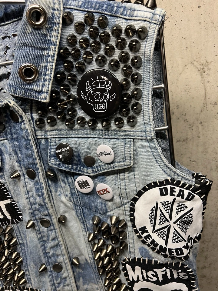 Nuevo chaleco punk con tachuelas personalizado. Descendientes, inadaptados, bandera negra, ¡rancio! Foto 4 de 4