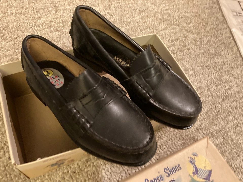 Par de mocasines para niños 1954 sin usar en caja decorada original Foto 2 de 3