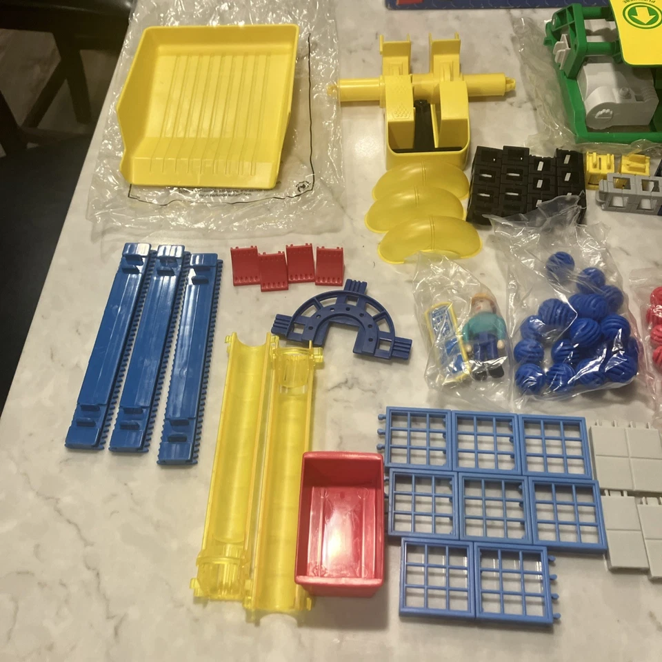 Rokenbok 2002 Power Rok-Lift 04314 Set Pre Owned with Box. One Piece Missing - Image 4 of 4