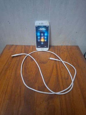 Apple iPhone 8 Powers On Working White Locked Cracked Screen See Pics
