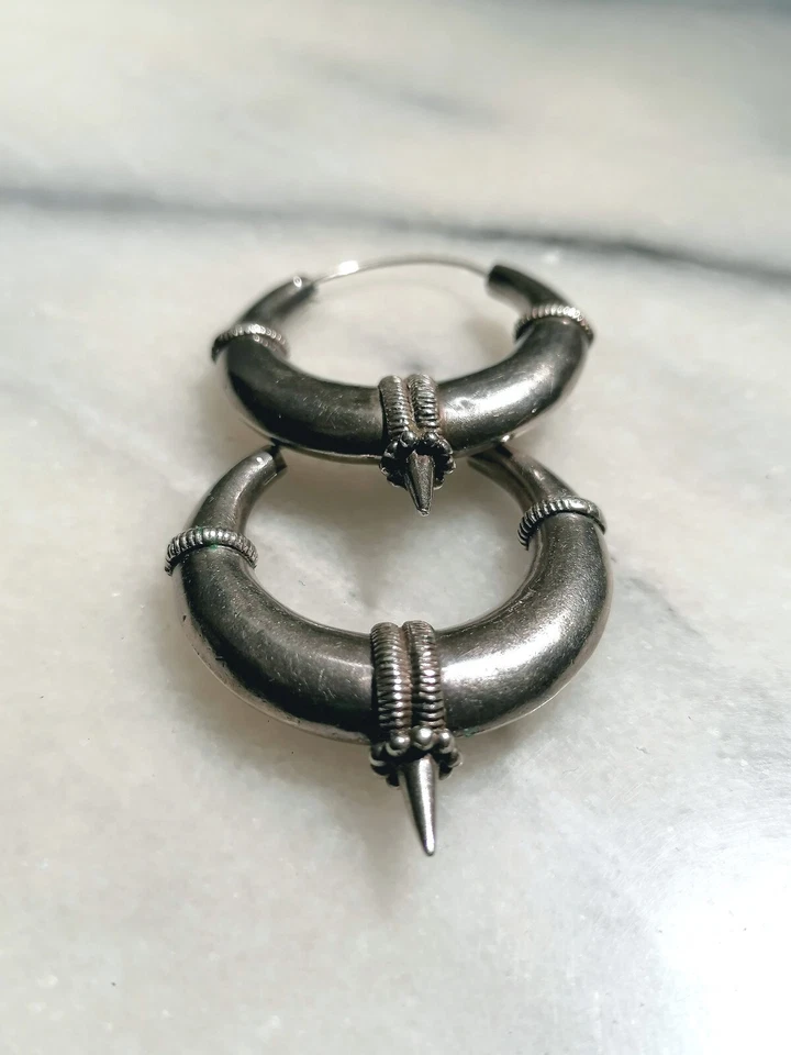 COPPIA ANTICHI BELLISSIMI ORECCHINI IN ARGENTO, RAJASTHAN (INDIA), XX SECOLO. - Immagine 3 di 4