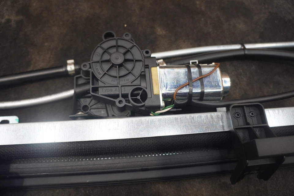 Persiana enrollable parasol ventana trasera 4H0863412E 25M OEM Audi S8 2015 Foto 3 de 4