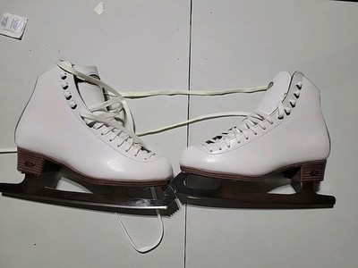 Riedell Figure Skates , Model 121, White, Medium  Width, Size 6.5 , ASTR097