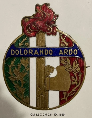 DOLORANDO ARDO DISTINTIVO D’ONORE MUTILATI IN AZIONI 1935.1943 MODELLO GRANDE