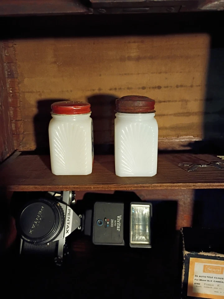 Vidrio de leche Hazel Atlas vintage años 40 holandés niño niña sal pimienta decoración cuello rojo Foto 4 de 4