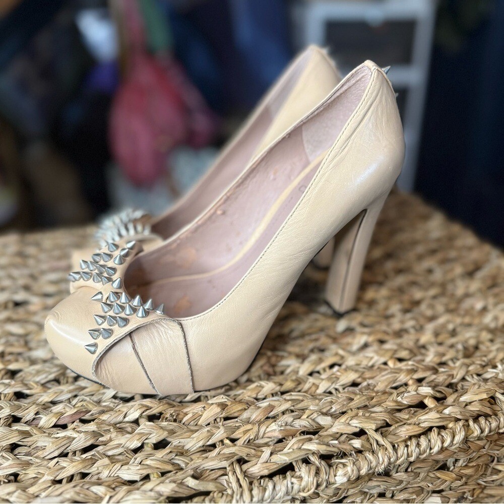Vince Camuto Nude Studded Platform Pumps Heels Size 7.5